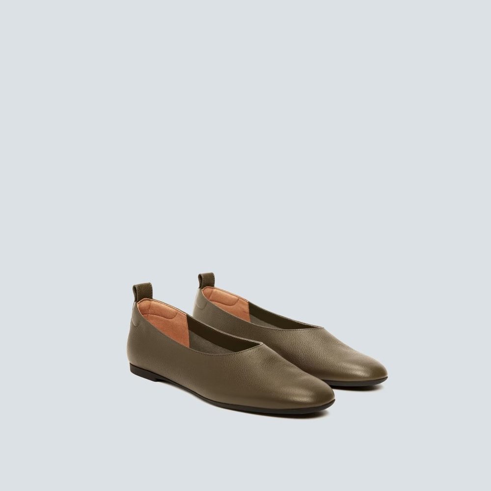 Everlane The Italian Leather Day Glove in Birch Womens Shoes Loafer Ballet Flats